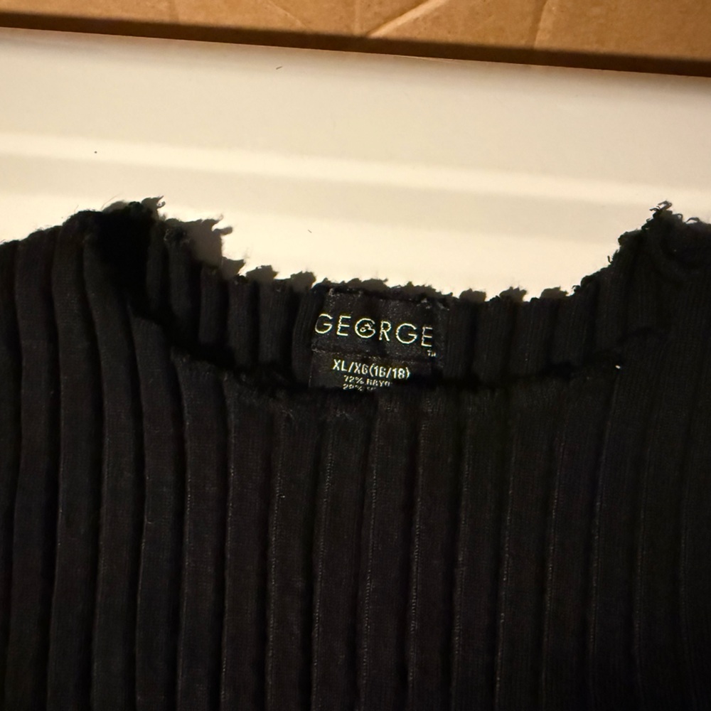 🌼 Black Ribbed Sweater - Picture 3 of 3